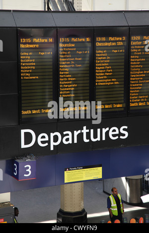 La gare de Waterloo à Londres UK calendriers électroniques. Banque D'Images