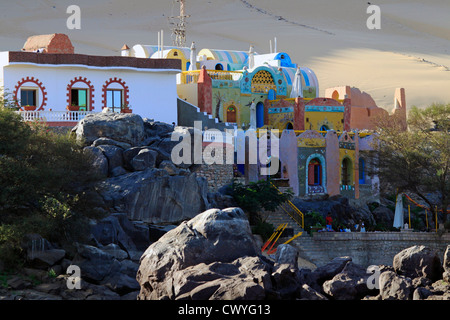 Hozuses multicolores dans un village nubien près d'Assouan, Egypte Banque D'Images