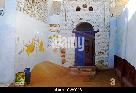 Porte dans un village nubien près d'Assouan, Egypte Banque D'Images