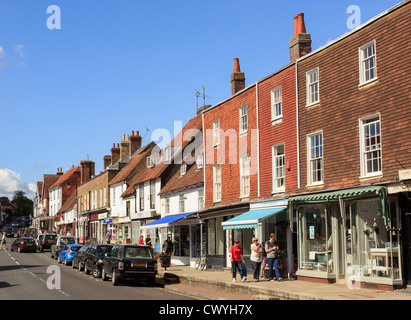 Les petits magasins de la ville dans le Wealden High Street, Cranbrook, Kent, Angleterre, Royaume-Uni, Angleterre Banque D'Images