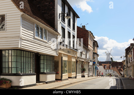 Scène de rue avec des magasins dans les bâtiments anciens et typiques du Kent afin d'Union européenne moulin dans la ville de Cranbrook Wealden Kent Angleterre Royaume-uni Grande-Bretagne Banque D'Images