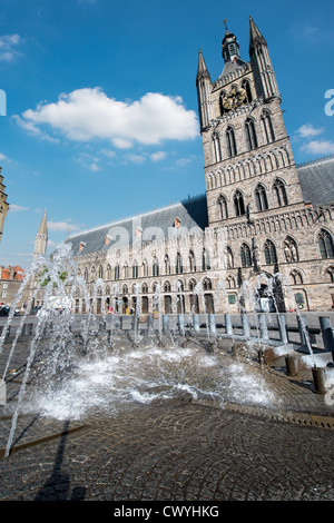 Vue de la fontaine et Halle sur la place de la ville, Ypres, Flandre orientale, Belgique Banque D'Images