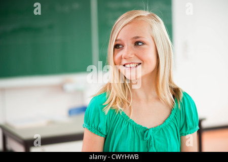 Smiling teenage girl in classroom Banque D'Images