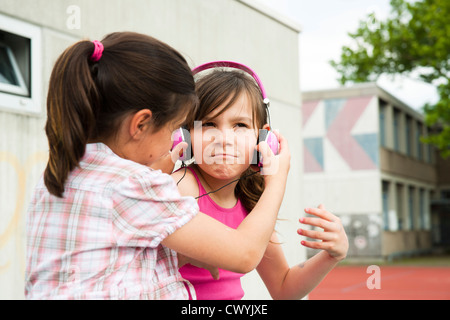 Deux jeunes filles au casque d'école Banque D'Images
