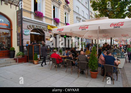 Terrasse de café de la rue Krakowskie Przedmiescie Srodmiescie centre de Varsovie Pologne Europe Banque D'Images