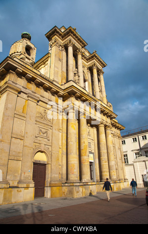 Le style baroque de l'église Kościół Karmelitów Karmelite avec façade néoclassique (1783) Varsovie Pologne Europe centrale Srodmiescie Banque D'Images