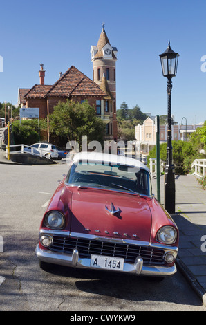 Vieille Holden EK Special voiture garée sur Stirling de TEC, avec la tour de l'ancienne poste, Albany, dans l'ouest de l'Australie Banque D'Images