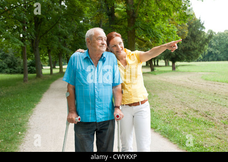 Femme avec old man in park Banque D'Images