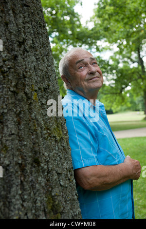 Vieil homme au tronc de l'arbre jusqu'à la Banque D'Images