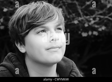 Un adolescent à la recherche de miles Skywards. Banque D'Images