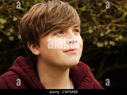 Un adolescent à la recherche de miles Skywards. Banque D'Images