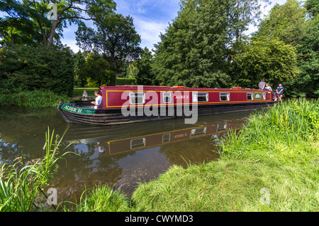 Bateau étroit sur la rivière Wey, Suurrey Banque D'Images