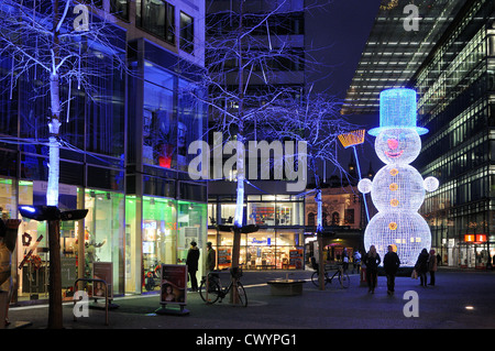 Une galerie marchande à l'époque de Noël de nouveau Kranzlereck, au nouveau Café Kranzler, Kurfürstendamm, Berlin, Allemagne. Banque D'Images