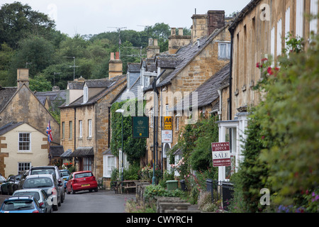 Une vue le long de la rue principale dans le village de Cotswold Blockley, Gloucestershire, Royaume-Uni. Banque D'Images