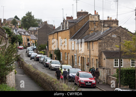 Une vue le long de la rue principale dans le village de Cotswold Blockley, Gloucestershire, Royaume-Uni. Banque D'Images