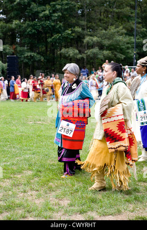 Les femmes autochtones vêtus de costumes traditionnels de participer à Schemitzun 2012 Banque D'Images