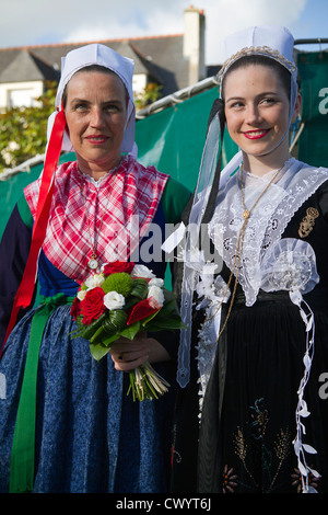 Les femmes de Plougastel-Daoulas portant le costume traditionnel et coiffure. Plougastel-Daoulas. La Bretagne. France Banque D'Images