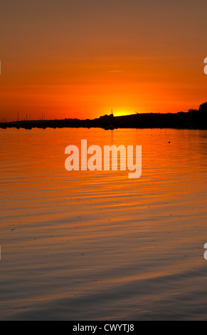 Golden Sky juste après le coucher du soleil à Leigh-on-Sea se profilant à l'Horizon Banque D'Images