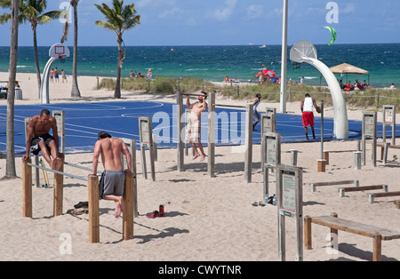 Ft Lauderdale Beach Florida le sentier monter un système de conditionnement physique à South Beach Park. et de basket-ball. Banque D'Images