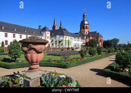 Ancienne abbaye bénédictine Seligenstadt avec jardin du cloître, Allemagne Banque D'Images