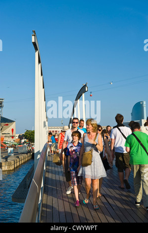 Les gens de Barcelone. Les touristes la marche sur le pont promenade au Port Vell Barcelona La Catalogne Espagne ES Banque D'Images