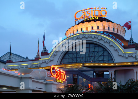 Casino d'Evian-les-Bains la nuit, France Banque D'Images