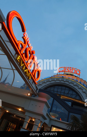 Casino d'Evian-les-Bains la nuit, France Banque D'Images