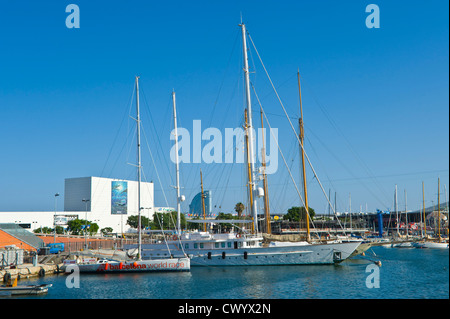 Marina avec des yachts amarrés au port Vell Barcelona La Catalogne Espagne ES Banque D'Images