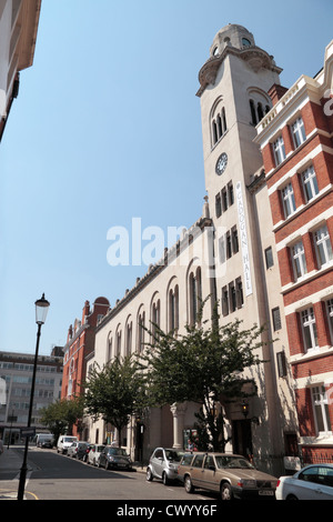 Afficher le long de Sloane Terrasse vers Cadogan Hall, accueil du Royal Philharmonic Orchestra, Chelsea, London, UK. Banque D'Images