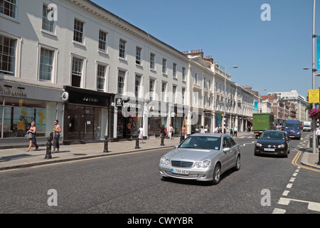 Vue générale le long de la célèbre rue commerçante de Londres, King's Road, Chelsea, London, SW3, au Royaume-Uni. Banque D'Images