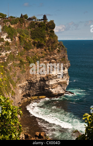 Temple de Pura Luhur Uluwatu vue spectaculaire sur le sud de la péninsule de Bukit Bali, Bali, Indonésie. Banque D'Images