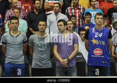 Joueur de football bosnien Edin Dzeko (premier à gauche) avec coéquipiers Zvjezdan Misimovic, Sejad Salihovic et Banque D'Images