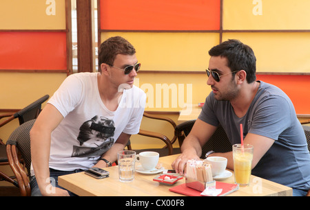 Joueur de football et membre de Manchester City Edin Dzeko est un café avec son beau-frère Mirza Soljanin singer. Banque D'Images