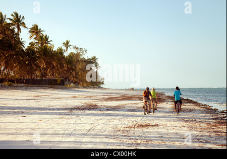 La bicyclette sur la plage au coucher du soleil par l'Océan Indien, Bwejuu, Zanzibar Afrique Banque D'Images