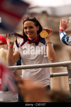 Victoria Pendleton sourit et affiche son London 2012 médailles olympiques d'or et d'argent Banque D'Images