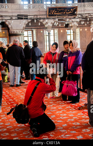 Les touristes asiatiques à l'intérieur de la Mosquée Bleue à Istanbul Banque D'Images