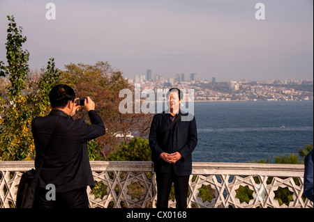 Les touristes asiatiques prendre dans la vue du Bosphore à partir d'une terrasse dans le palais de Topkapi à Istanbul Turquie Banque D'Images