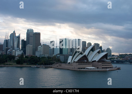 La voile en passant par l'Opéra House de Sydney à l'aube, Sydney, New South Wales, Australia Banque D'Images