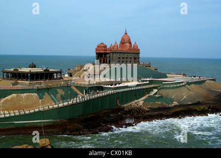 Large angle et en vue pittoresque de Vivekananda Rock Monument Mémorial et Sripada Parai Temple Sacré de l'Inde à Kanyakumari Banque D'Images