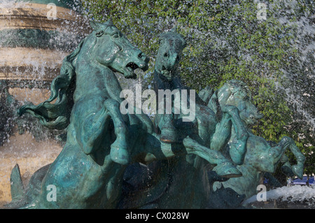 Des fontaines. Chevaux au galop par les jets d'eau de la fontaine monumentale de l'Observatoire dans le Jardin Marco Polo. Paris, France. Banque D'Images