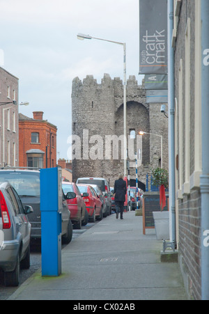 Rue Saint Laurent à Drogheda avec Saint Laurence Gate dans la distance. Banque D'Images