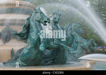 Des fontaines. Chevaux au galop par les jets d'eau de la fontaine monumentale de l'Observatoire dans le Jardin Marco Polo. Paris, France. Banque D'Images