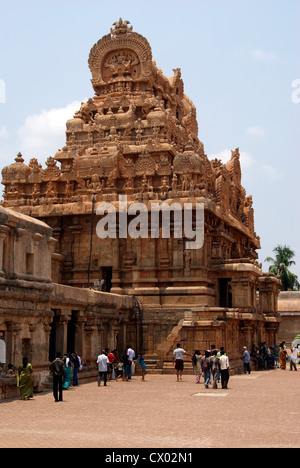 Tanjore temple en Inde et les pèlerins et les touristes visitant le temple au patrimoine mondial de l'UNESCO de l'Inde Banque D'Images