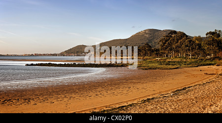 Vue panoramique sur la rivière de Regaton Beach sur la raison de l'estuaire, à l'embouchure de la baie de Biscaye à Laredo, Cantabrie, Espagne, Europe du nord Banque D'Images