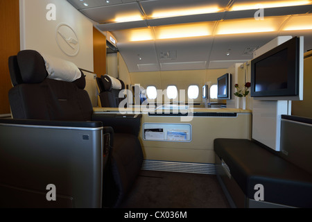 La deuxième rangée de la cabine Lufthansa First Class sur Airbus A380, Francfort (FRA) Allemagne DE Banque D'Images