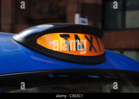 Close up of orange signe sur toit de blue UK taxi. Banque D'Images