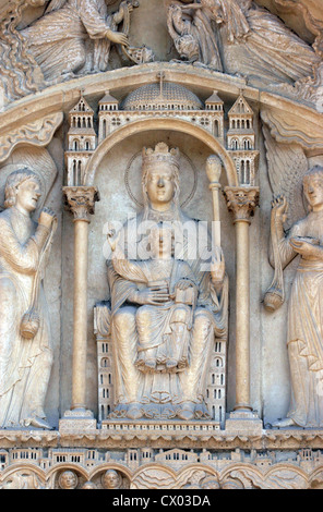 Vierge à l'enfant sur un trône, la cathédrale de Notre Dame, Paris, portail de la Sainte Anne Banque D'Images