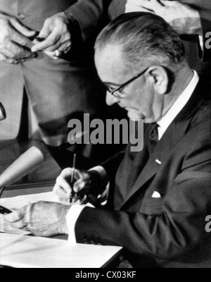 Le Président Lyndon Johnson signant Civil Rights Bill, 1964 Banque D'Images