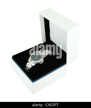 Boîte blanche avec l'horlogerie de luxe sur fond blanc Banque D'Images