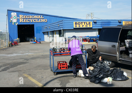 Le tri des bouteilles en verre du peuple chinois, à un centre de recyclage à Vancouver, Colombie-Britannique, Canada Banque D'Images